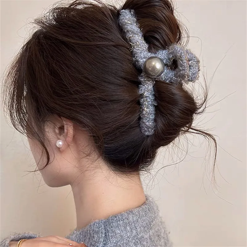 

2024 New Fashion Girl Pearl Plush Shark Big Grab Clip Back Head Spoon Hair Accessories