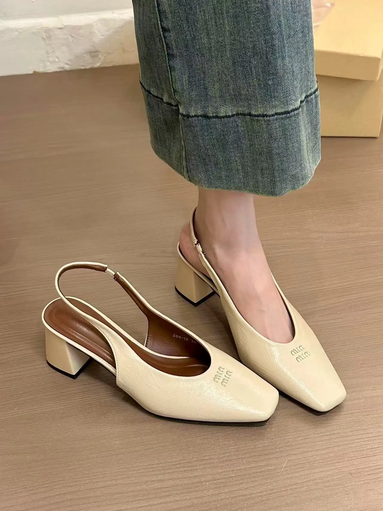 صنادل نسائية فاخرة أنيقة ومتعددة الاستخدامات بتصمي...