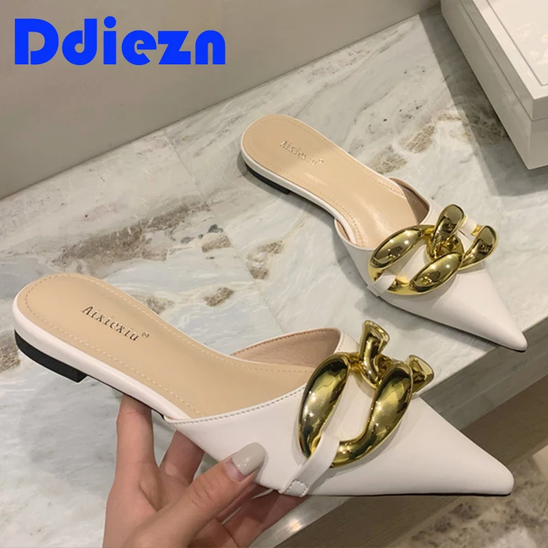 

Женские шлепанцы на плоской подошве, Весенняя модная повседневная Уличная обувь с металлическим украшением, сланцы, мюли с острым носком, женская обувь