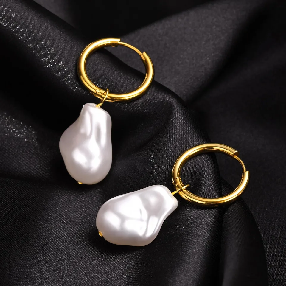Orecchini di perle a cerchio in oro Orecchini di perle Orecchini di dichiarazione Orecchini da sposa Orecchini Boho Orecchini di perle bianche barocche Cerchi da sposa - Italia