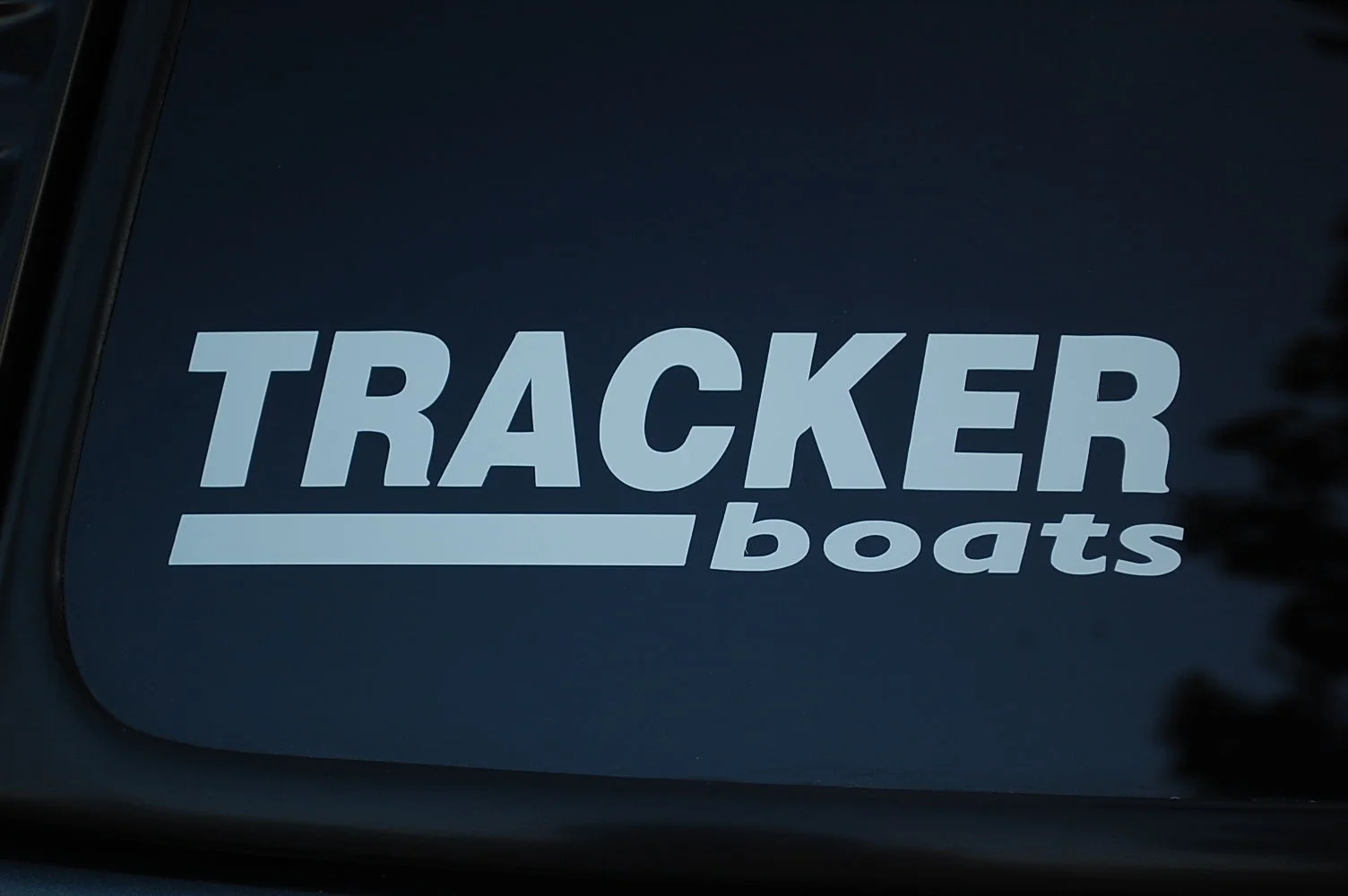 

For Tracker Fishing Boats Vinyl sticker Decal (V73) Ocean Fish Tuna Bass Angler Car Styling