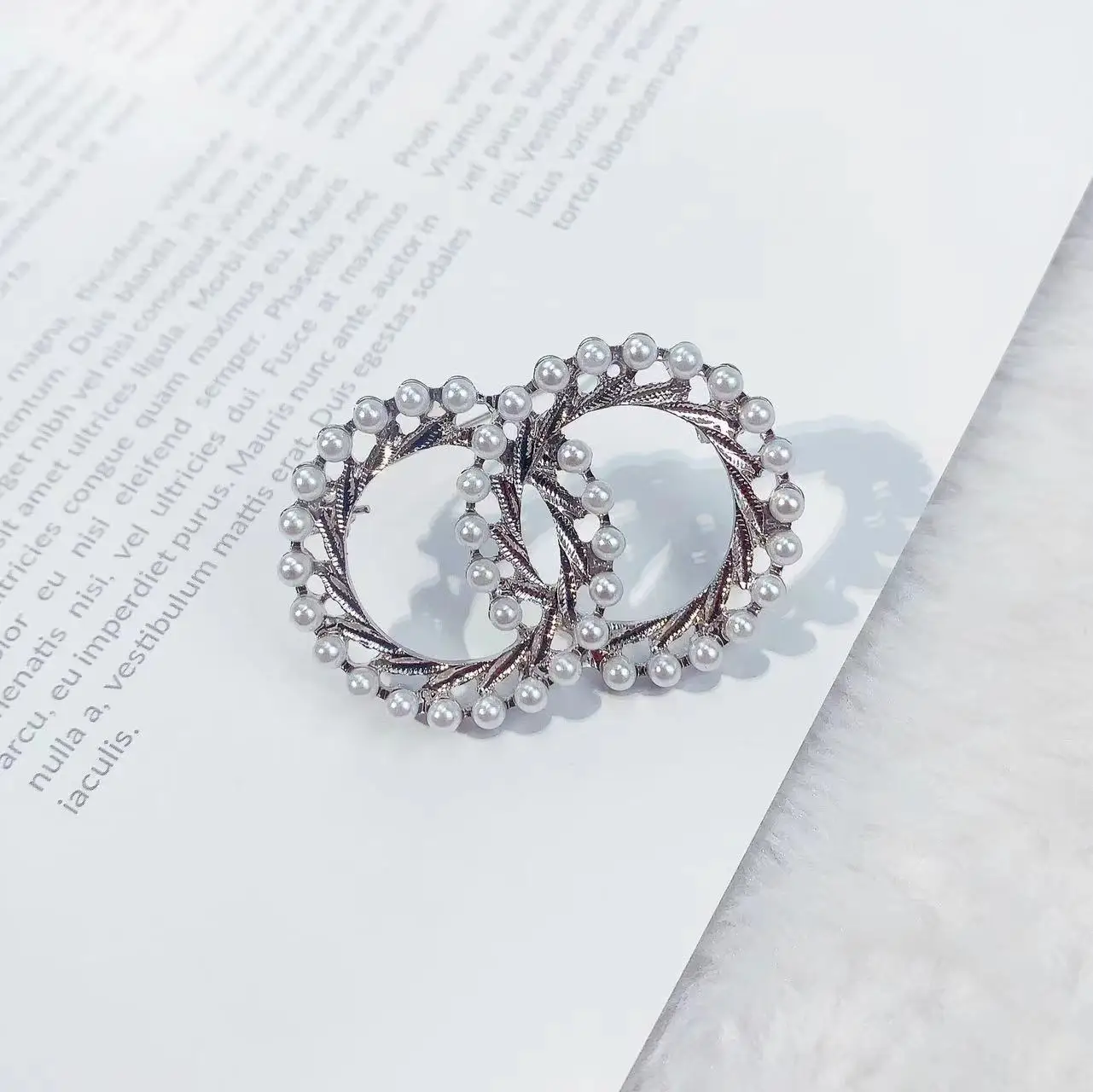 

New round pearl brooch, suit temperament, clothing accessories manufacturer's stock chest flower anti glare jewelry