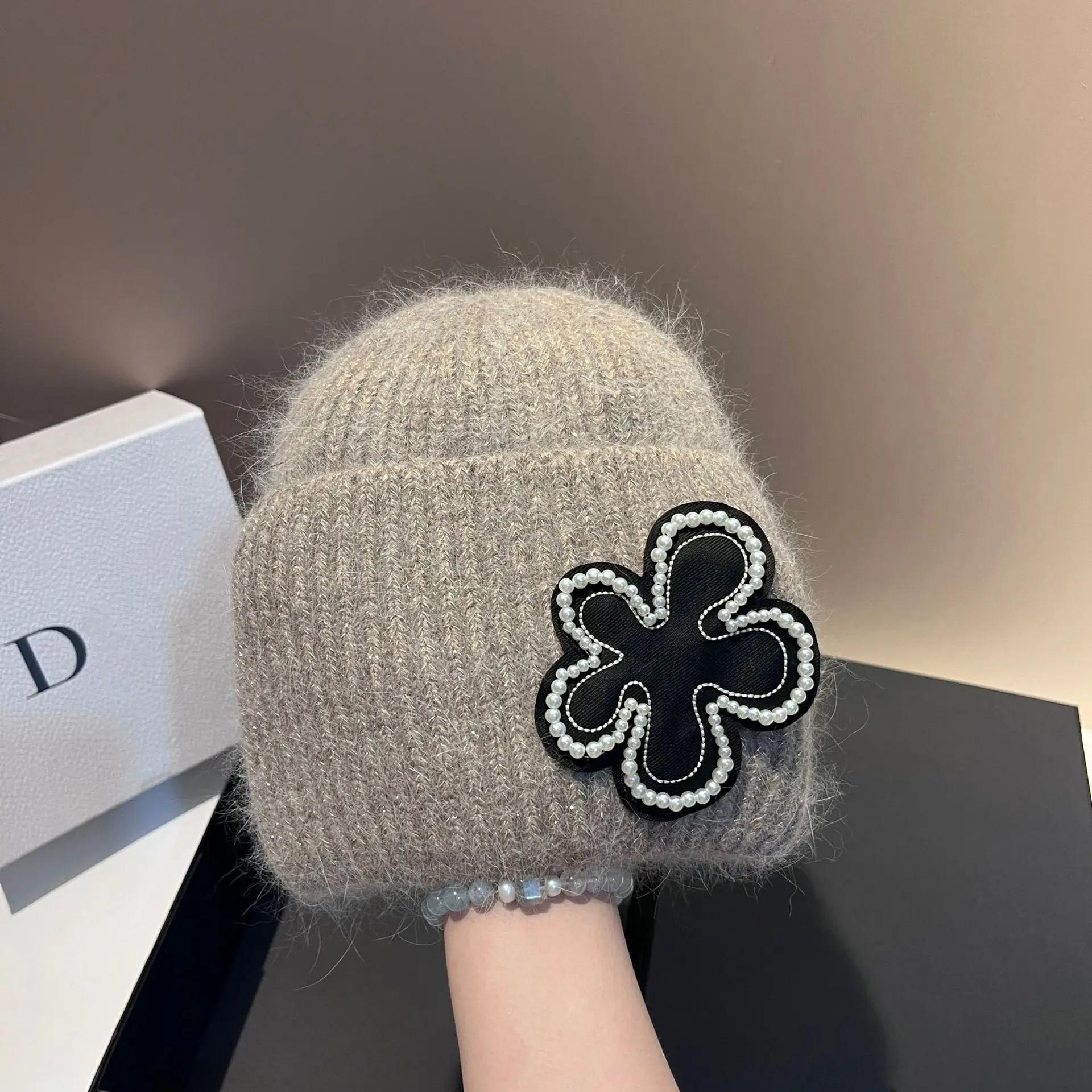Chapeau de bonnet de fleur de perle à la mode hiver nouveau chapeau en tricot de fourrure de lapin à paillettes gluantes douces en plein air polyvalent léger chapeau de luxe femmes_voghion.com