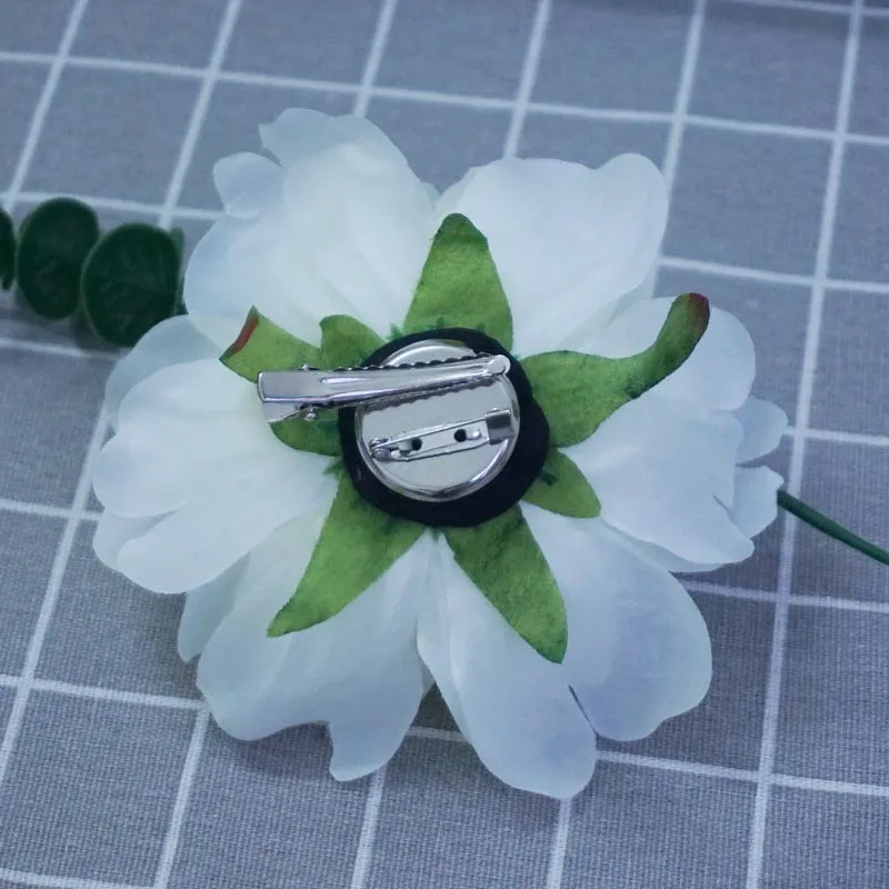 Рисунок 6 - Заколки для волос с большими искусственными цветами