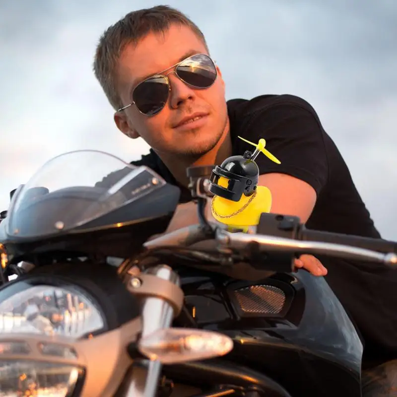 4 Ornamenti Anatra Di Gomma Con Casco Ed Elica - Decorazioni Auto E Biciclette Gialle, Giocattoli Antistress - Foto 12
