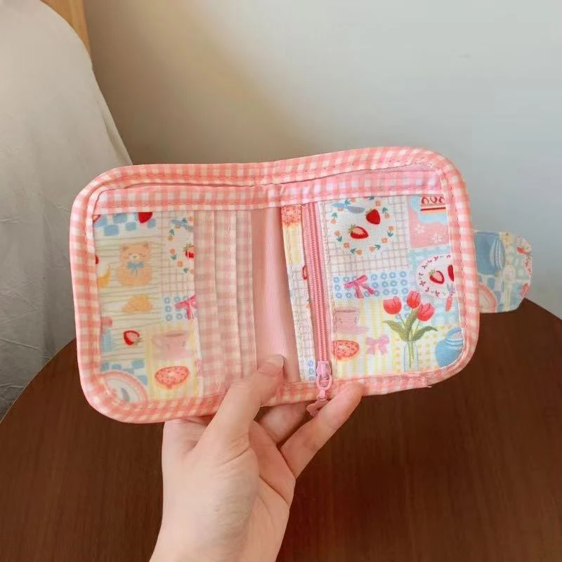 Portafoglio in Tessuto con Motivo Cartoon Kawaii, Porta Carte Portatile per Ragazze, Borsa Multifunzionale per Documenti, Carte di Credito e Monete da Viaggio - immagine 4