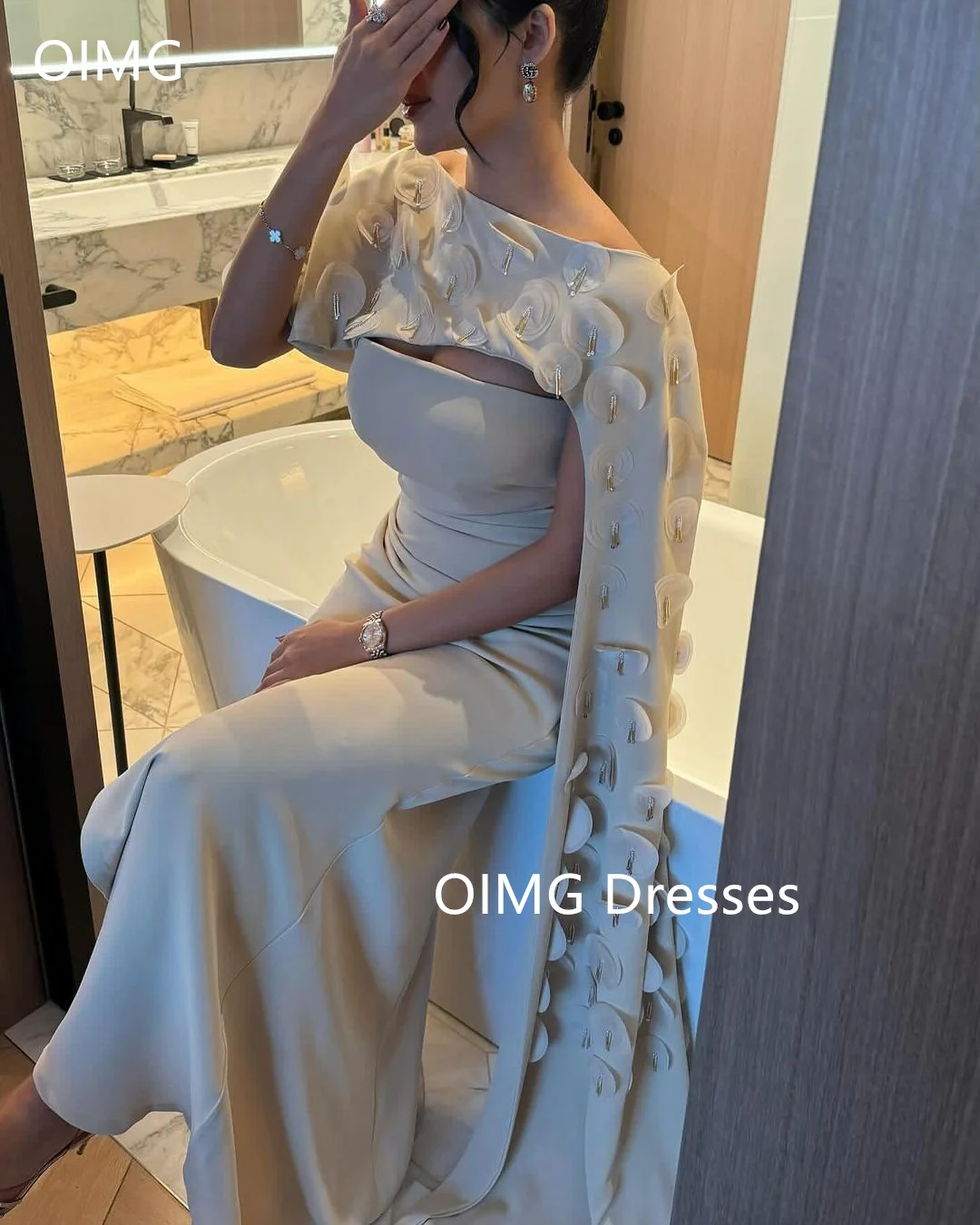 

OIMG Fashion Saudi Appliques Boat Neck Crepe Satin Vintage Prom Dresses Cape Sleeves Sheath Evening Gowns Formal Party Dress