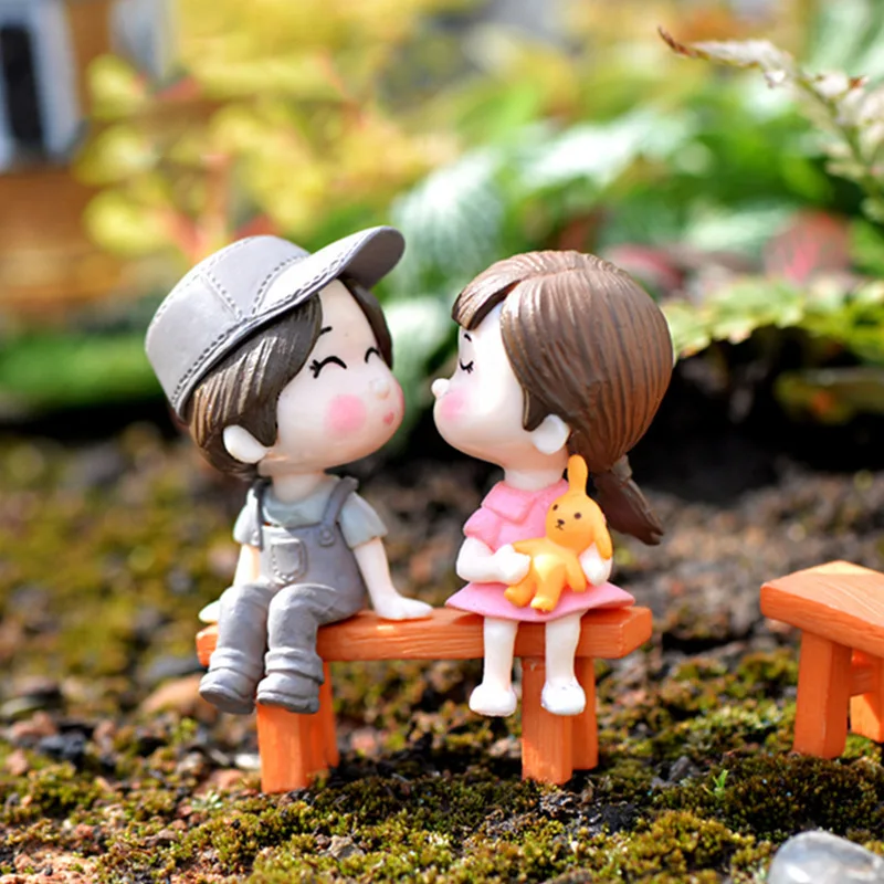 1Set Cartoon Lovely Couple Chair Figurine In Resina Miniature Fairy Garden Home Decor Scrivania Giardino Artigianato Decorativo