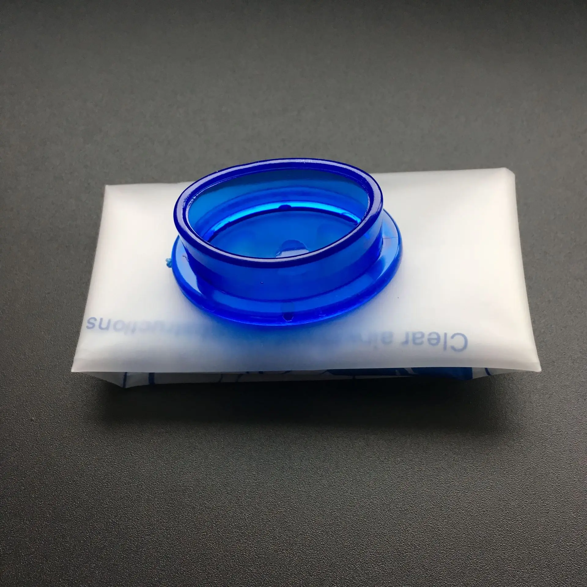 Détail de la valve unidirectionnelle du masque de réanimation d'urgence médicale CPR, empêchant le reflux d'air.
