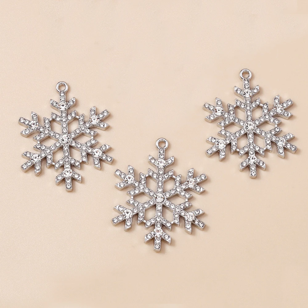 Leslie 5 Stück 30 x 38 mm exquisite goldfarbene Weihnachts-Kristall-Schneeflocken-Anhänger für die Schmuckherstellung, Damen-Halskette, Ohrringe, DIY-Handwerk – Detail 4