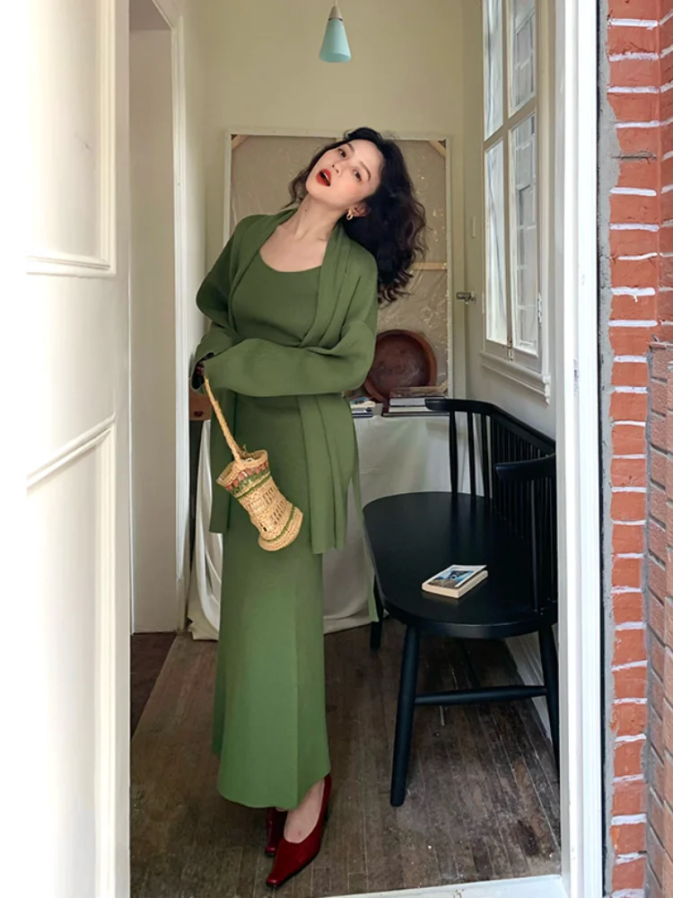 Korean Version of the Ladies Retro Fall and Winter Knitted Cardigan Jacket High-waisted Half-body Skirt Three-piece Suit Set