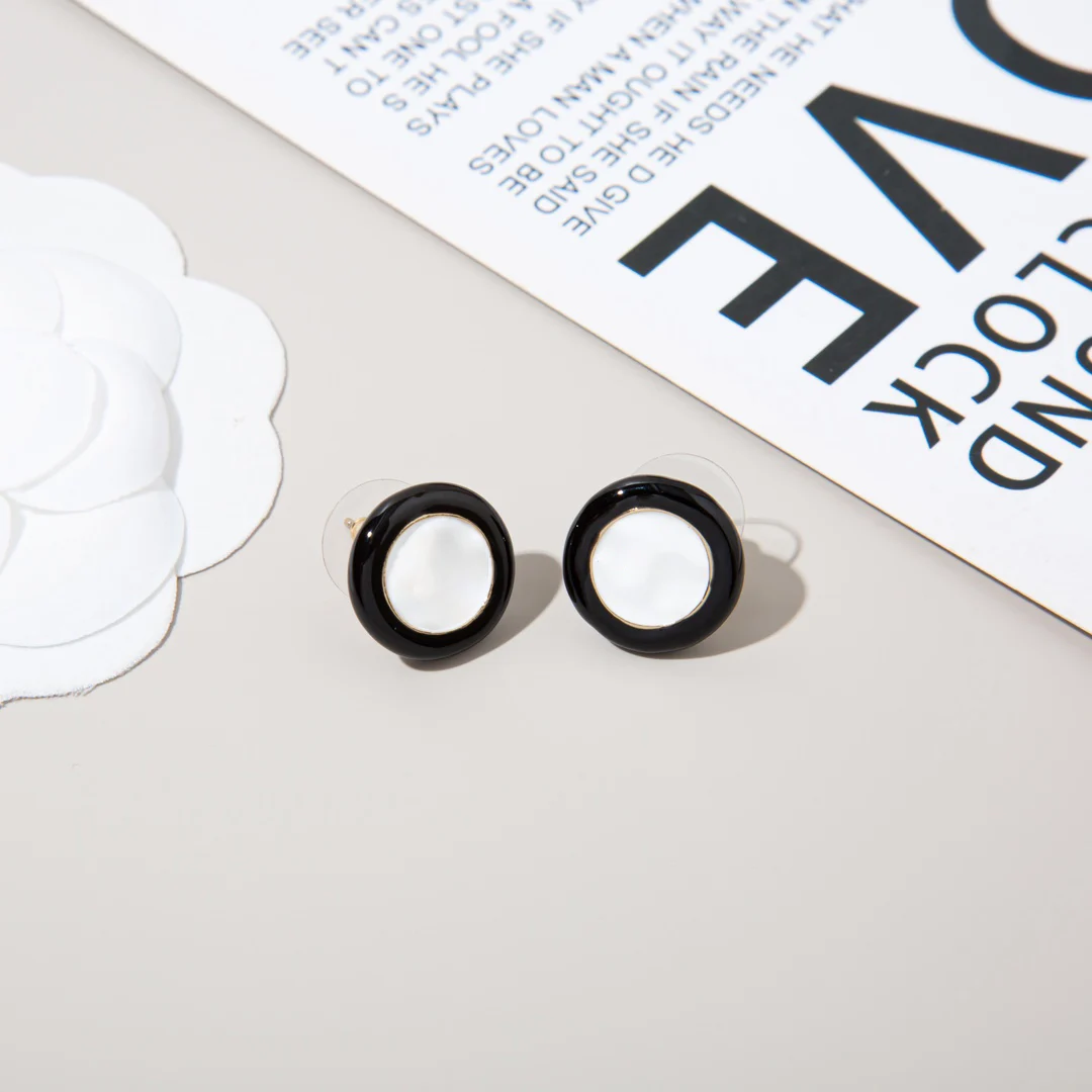 

2024 New Cute Enamel Drip Oil Black and White Round Stud Earrings Button Earrings