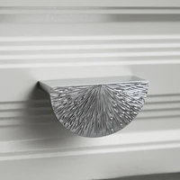 ตัวดึงตู้ครึ่งวงกลมที่ค้อนทองเหลือง – ลิ้นชักและมือจับตู้เสื้อผ้าที่หรูหราน้ําหนักเบาทําจากพื้นผิววินเทจในยุคกลางศตวรรษด้วยไฟฟ้า 5