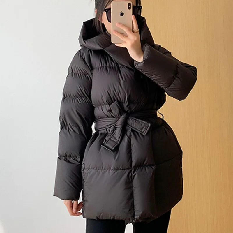 

2023 Winter Women Fashion Down Jackets Ultra Light Warm Cusual Coat Female Puffer Jacket with Belt Plus Size Hooded Short Parka