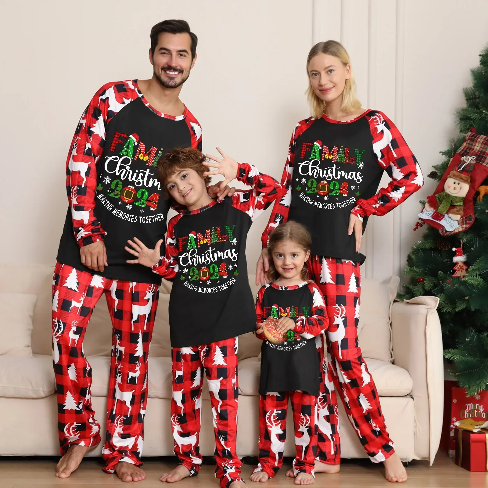 thumbnail image 2 of Conjunto familiar de Navidad para mamá y papá, pijamas familiares con estampado de letras a cuadros, conjuntos de atuendos a juego para adultos y niños, mono lindo e informal para bebé, 2 of 5