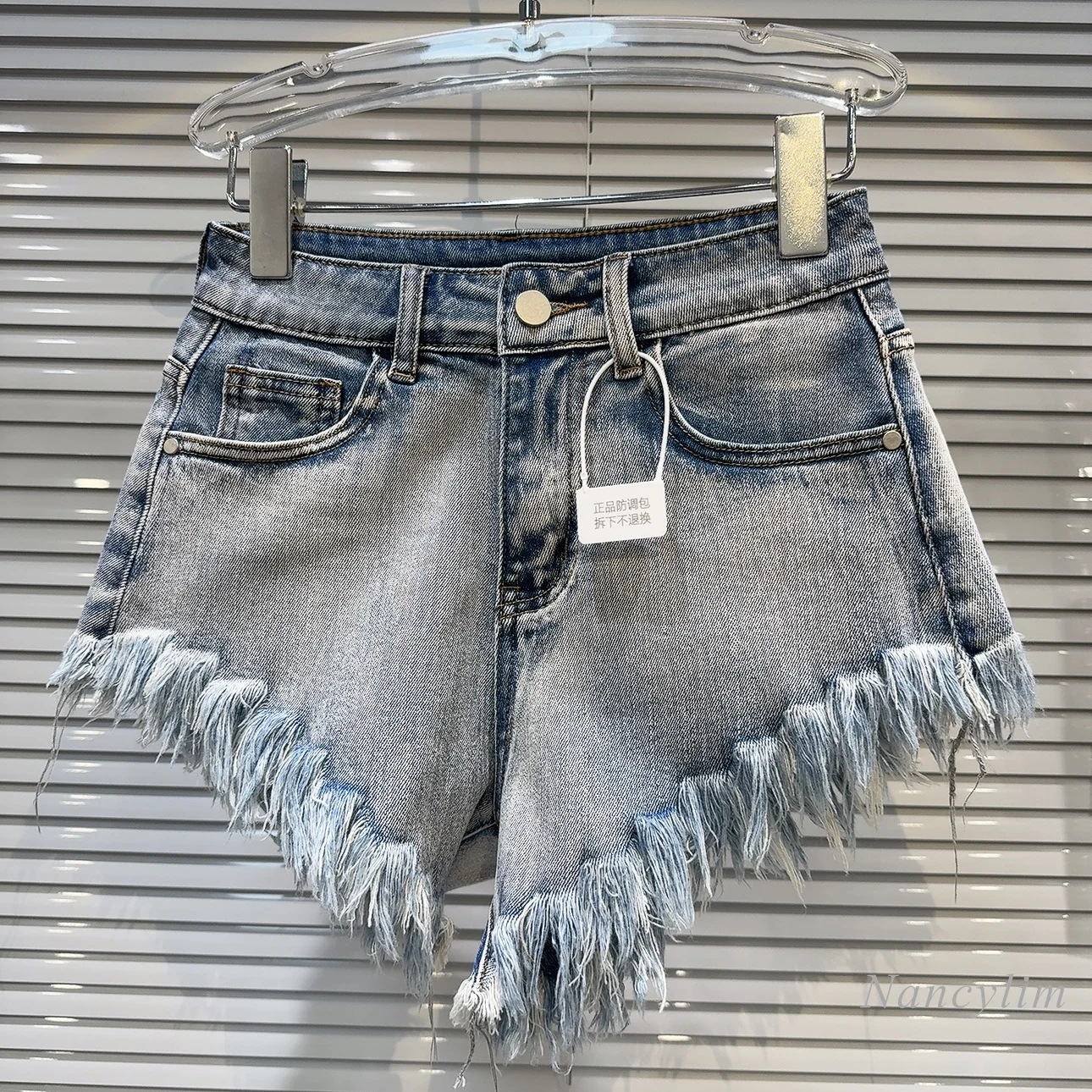 2024 Summer New Niche Hot Girl Beveled Raw Edge Distressed Washed Gradient Three Points Denim Shorts for Women Street Hot Pants