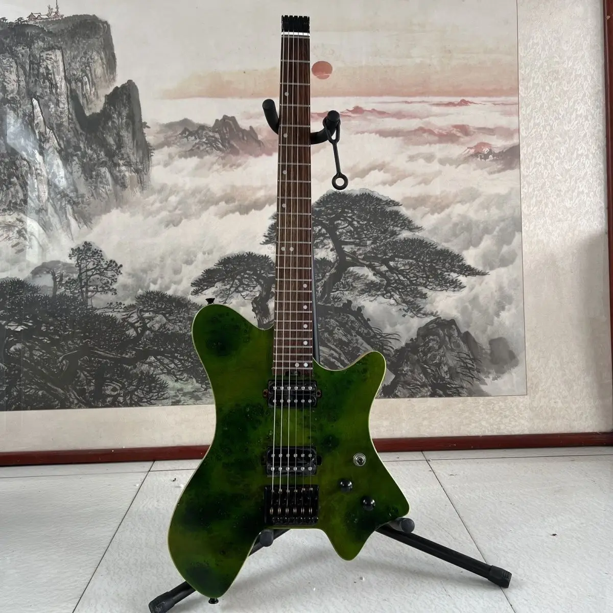 

Hot Sale Factory Customized Headless Electric Guitar with White Ash Body