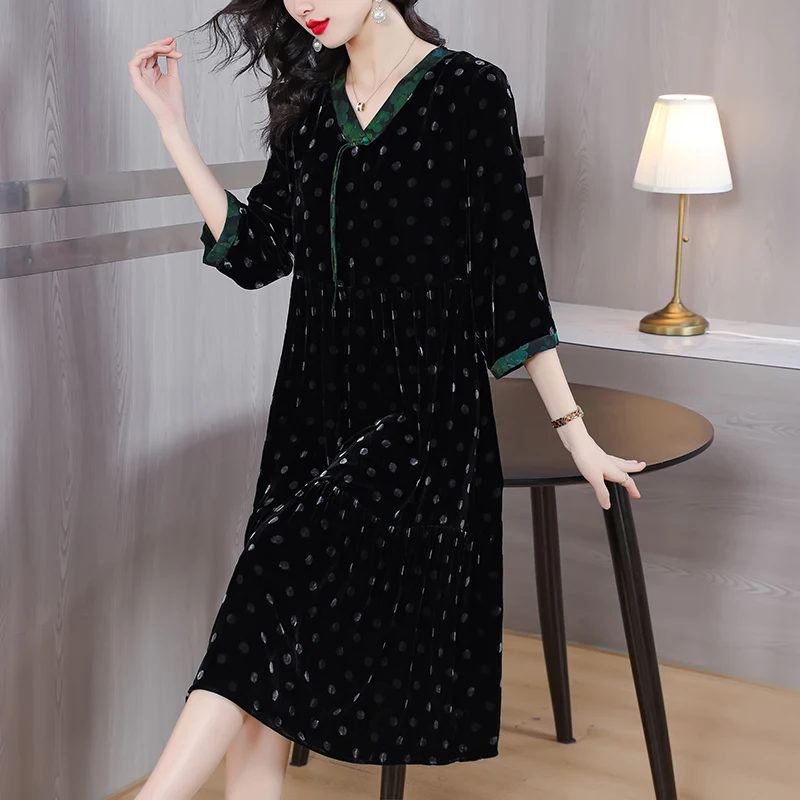 

2023 Autumn/Winter New Silk Velvet Long Sleeve Dress for Women's Black Wave Dot Print V-Neck Slim Fit Knee Length Gown