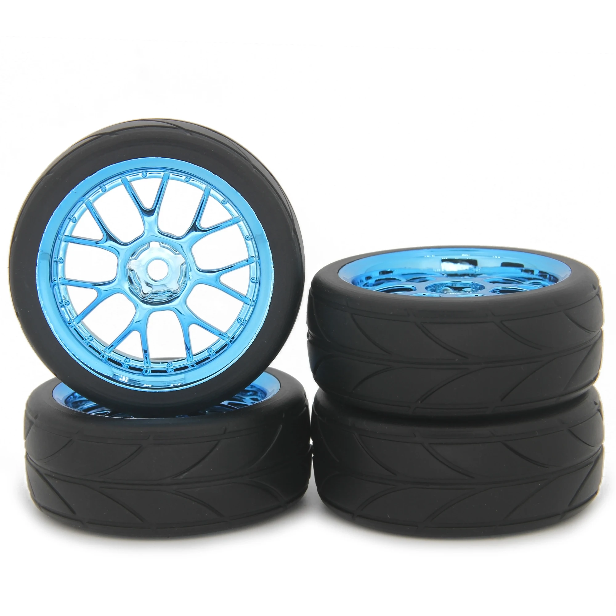 Gros plan sur un pneu RC 1/10 65mm Hex 12mm montrant le motif de la bande de roulement, conçu pour la course.