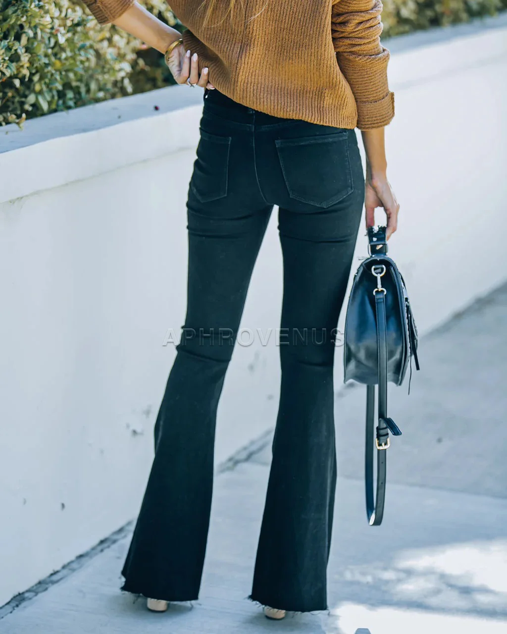 Рисунок 4 - Джинсы женские рваные с потертостями