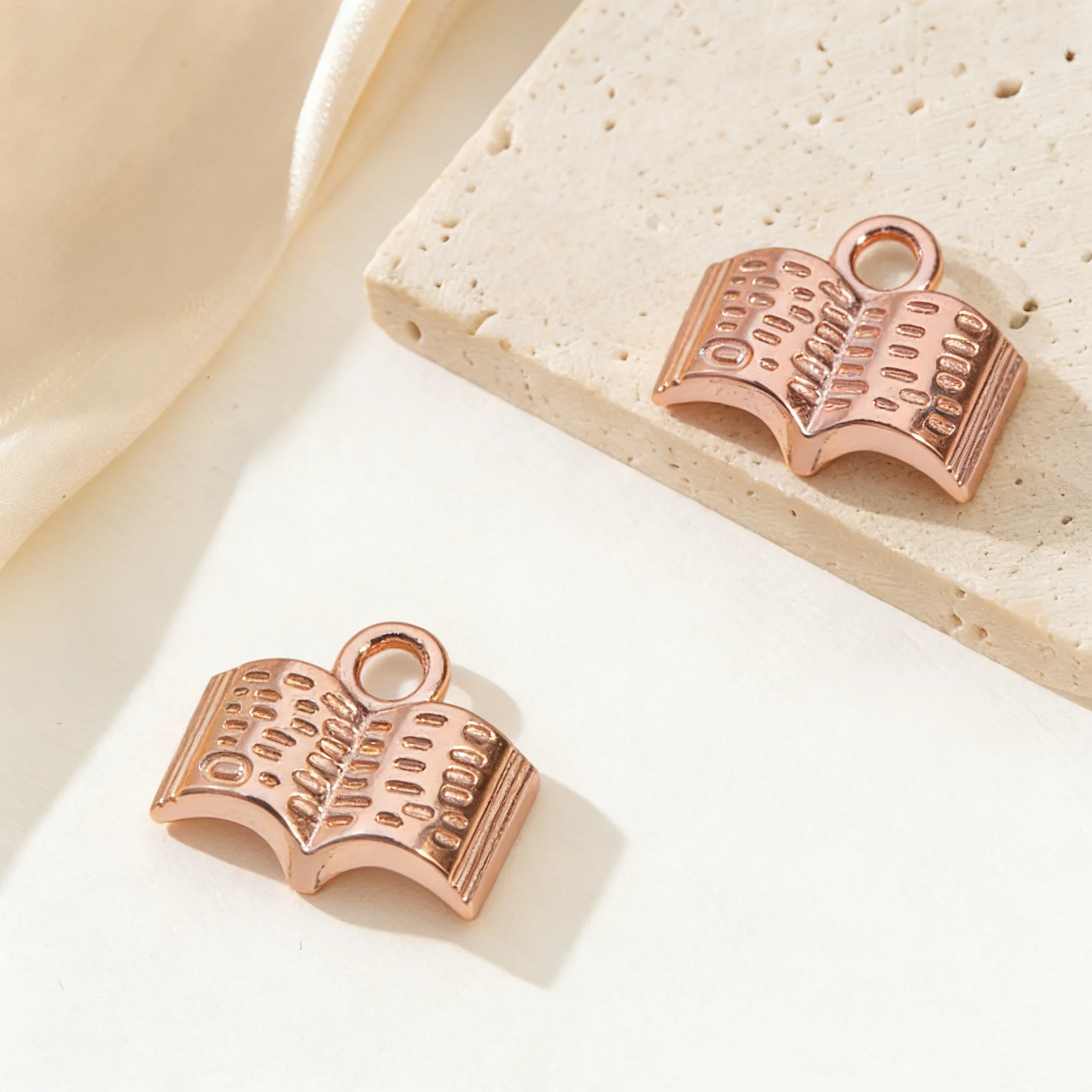 10/20/100 Stück Charms, offenes Buch, 12 x 11 mm, Studenten-Briefpapier-Anhänger für DIY handgefertigte Halsketten, Armbänder, Schmuckherstellung, Zubehör – Detail 4