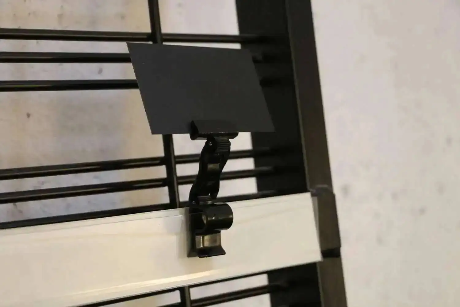 Einzelhandelsgeschäft Pop Sign Karte drehbarer Kunststoffclip schwarz – Detail 10