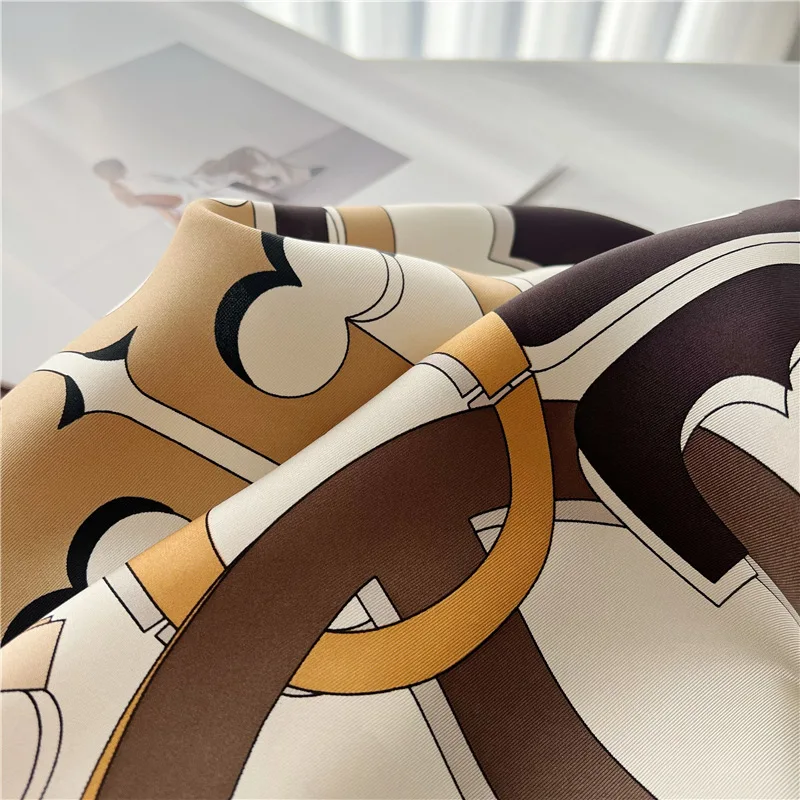 Letter Print Mulberry Silk Scarf: 우아함과 사치를 위한 다목적 액세서리