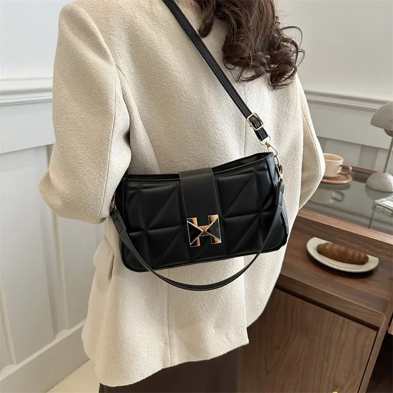 

Новинка 2024, модные дизайнерские маленькие сумки через плечо с пряжкой для ремня для женщин, Маленькая женская сумка-седло из искусственной кожи, женские кошельки и бумажники