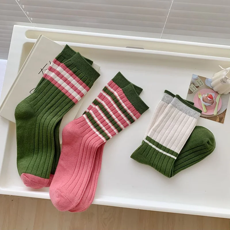 thumbnail image 3 of Calcetines deportivos con estampado de rayas para mujer, de tubo mediano, estilo coreano, de invierno, con rayas rosas y verdes, transpirables, suaves, de algodón, para la escuela, 3 of 6