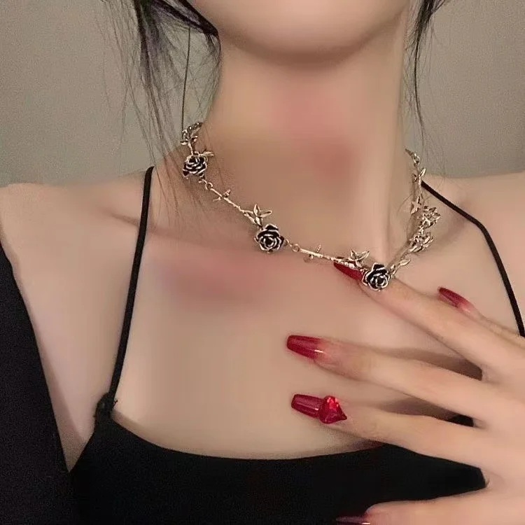 Collana girocollo con fiore nero a goccia in oro, elegante