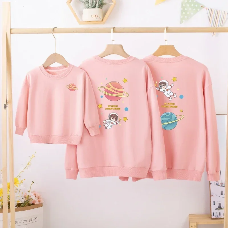thumbnail image 1 of Conjuntos familiares a juego para Navidad e invierno, suéteres para parejas, camisetas con estampado de astronauta de dibujos animados, camisetas para madre e hija, sudaderas para padre e hijo, 1 of 5