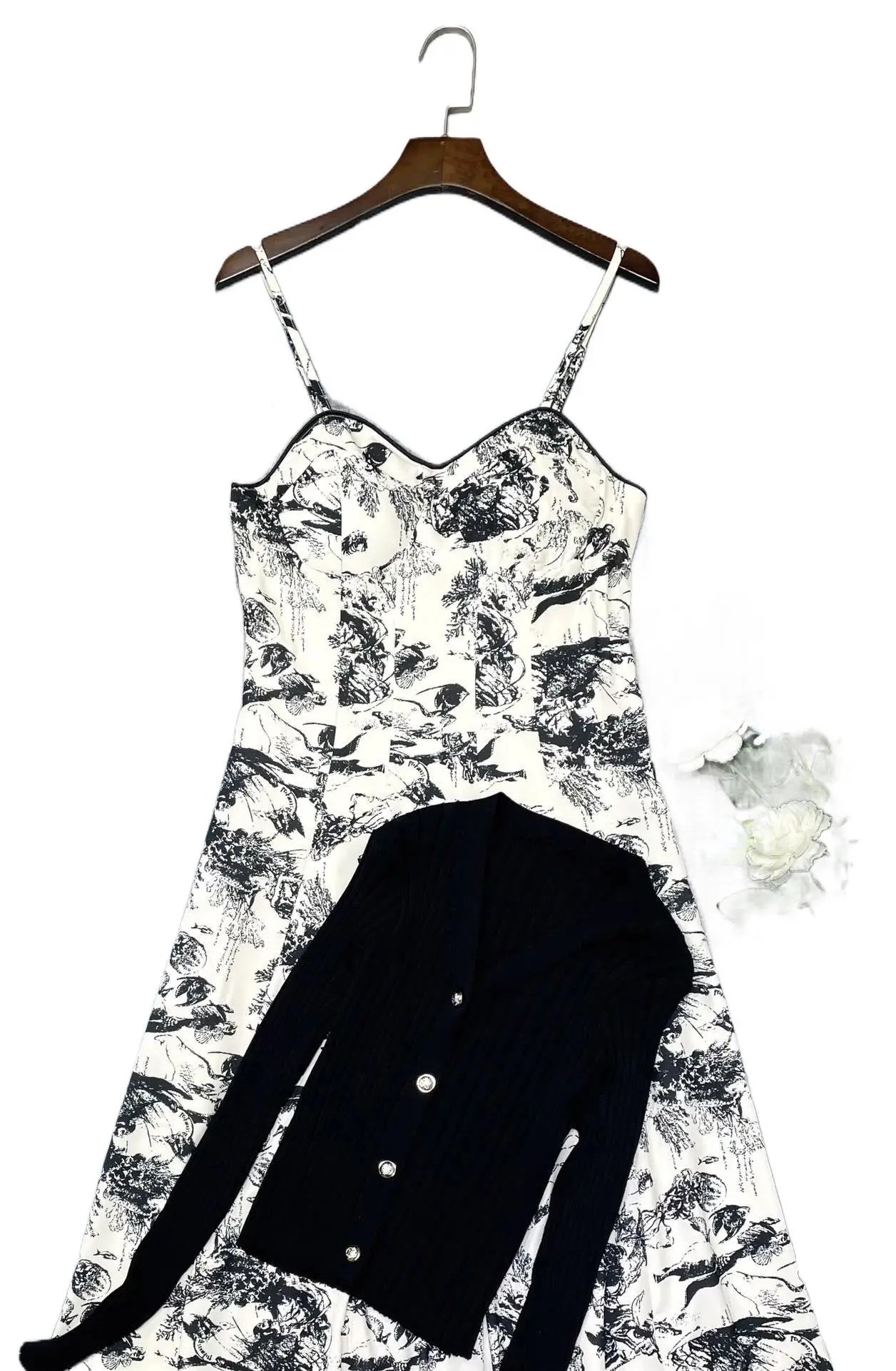 

2023 Women's Clothing Knitted cardigan with suspender skirt suit