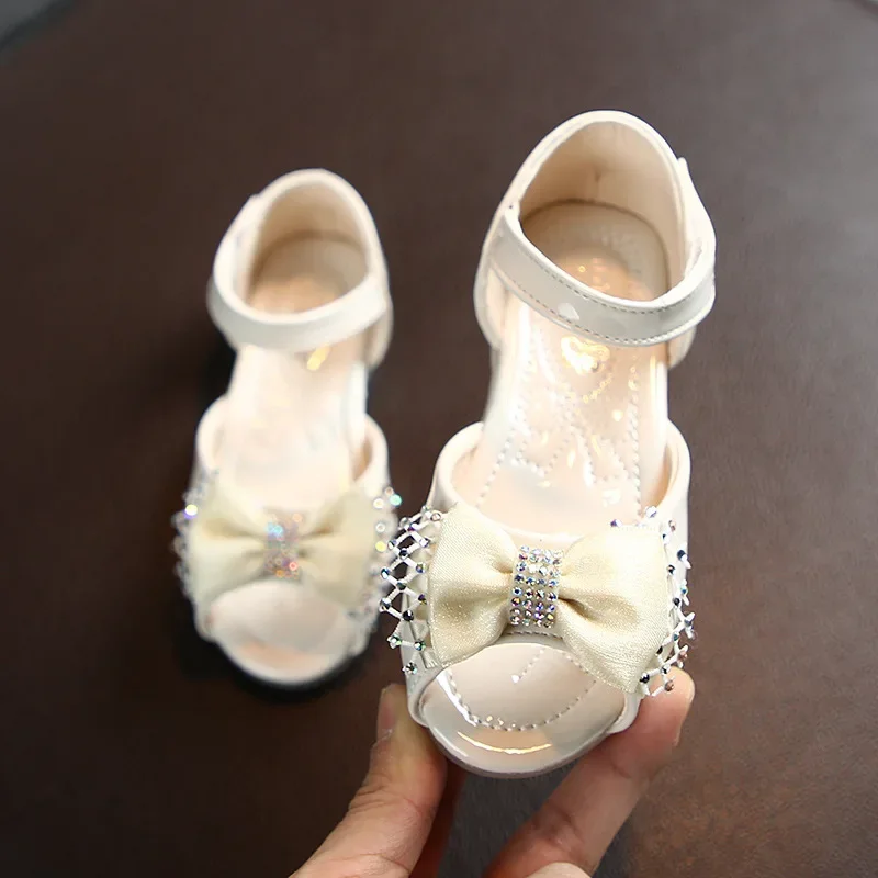 Zapatos de princesa con lazo para niñas, sandalias Peep Top de moda para fiesta, boda, zapatos de cuero para niños con diamantes de imitación de colores