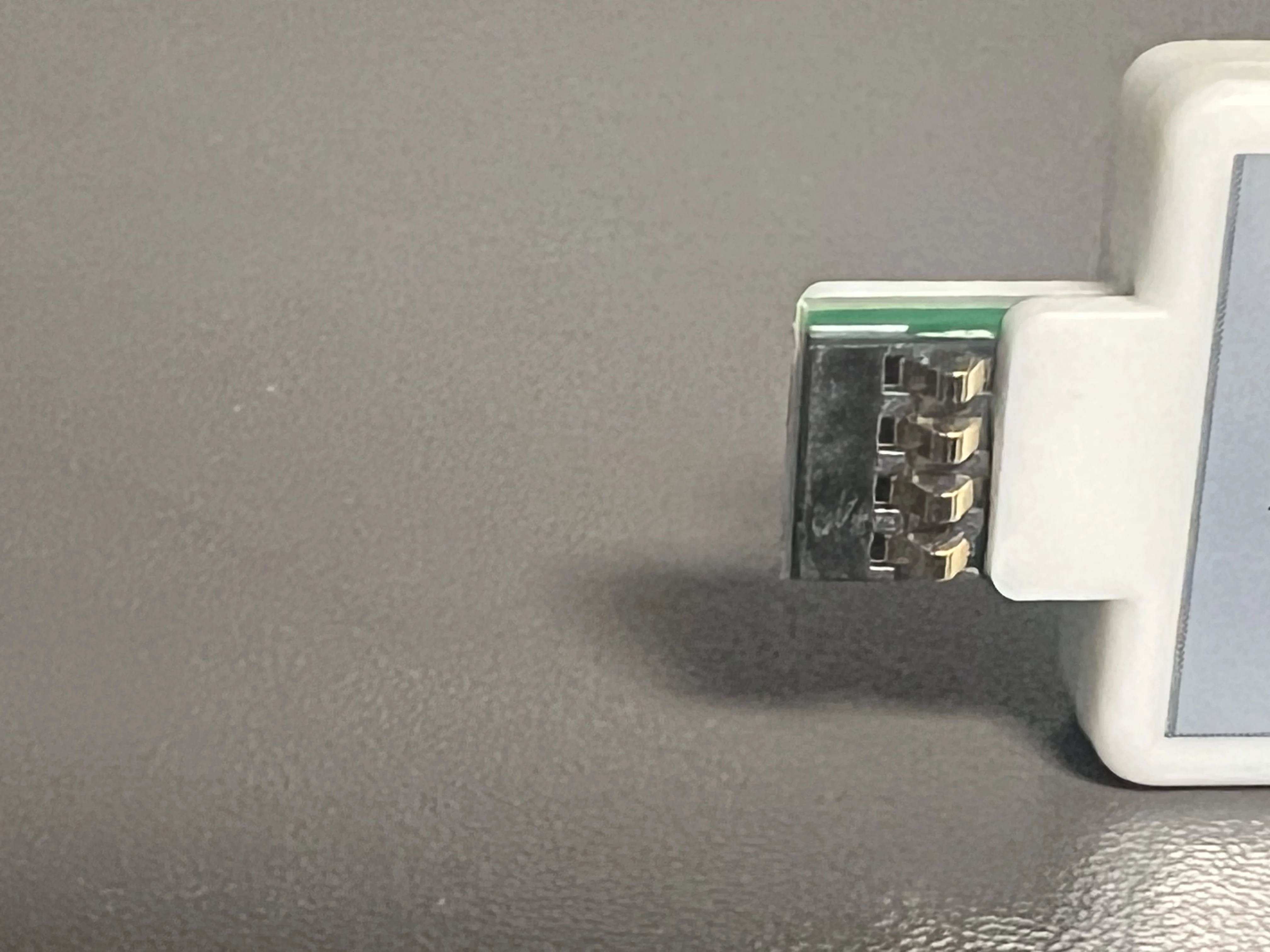 세탁 라벨용 QL-400 디지털 인쇄 시스템, 유지보수 카트리지 디코더, 및 MC-01 유지보수 카트리지 리셋터.