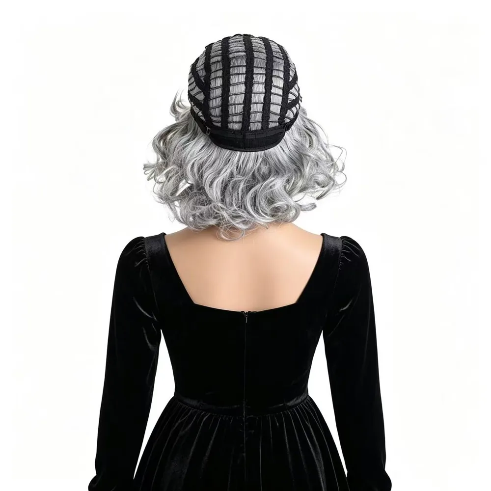 Parrucche Grigie Corte e Riccioline per Donne, Parrucca Sintetica Resistente al Calore con Frangia, Parrucca da Anziana per Uso Quotidiano, Feste, Cosplay, Halloween - immagine 6