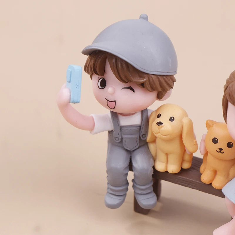 2 niedliche Paar-Figuren – Miniatur-Selfie-Pose-Dekoration für Autos/Kuchen/Fee-Gärten, Kunstharz-Bastelornamente (3,5 Zoll Höhe) – Detail 9