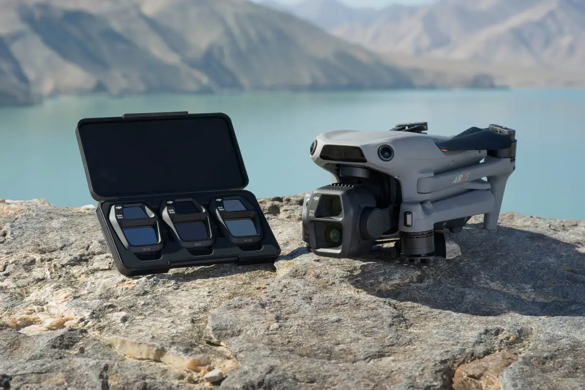 Filtre ND32 DJI Air 3S en gros plan, montrant la texture du verre et la bague de fixation argentée.