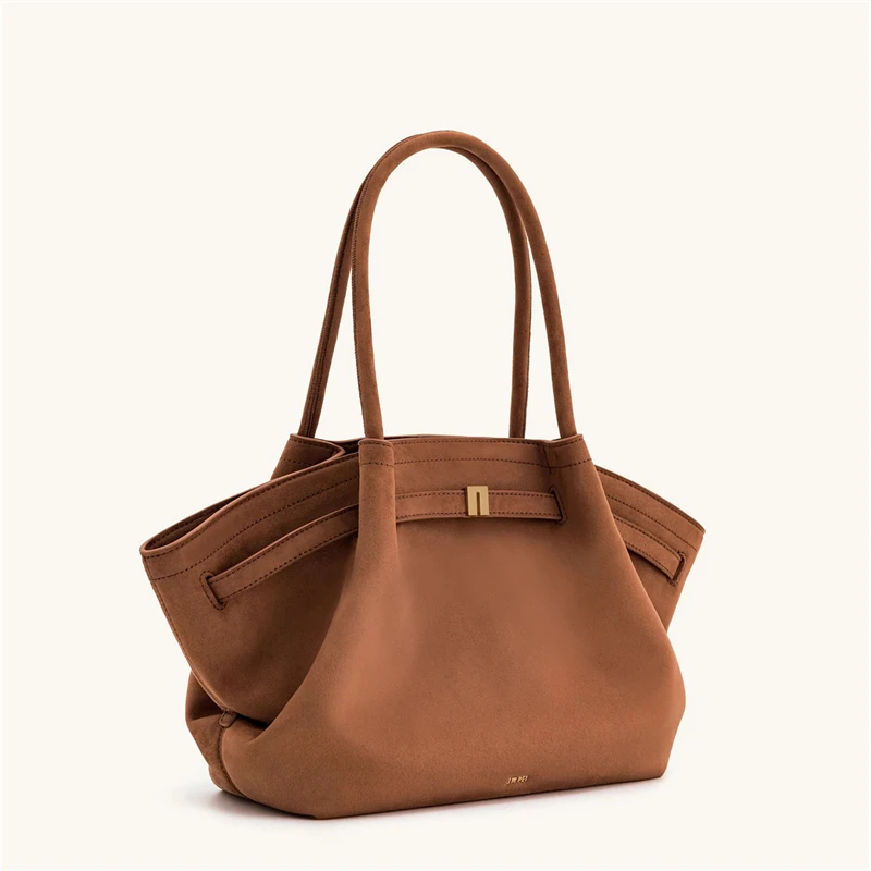 حقيبة "JW PEI" المصممة من جلد الغزال على شكل كعكة...