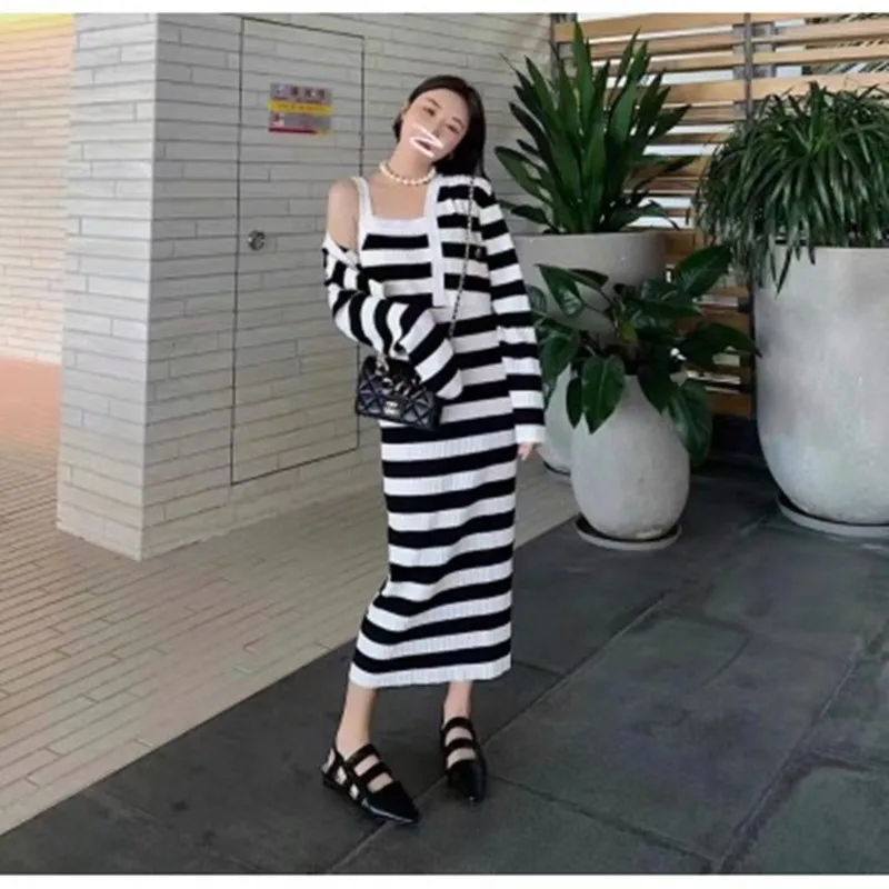 

Женский трикотажный комплект из 2 предметов, черный и белый кардиган в полоску и Привлекательное платье на бретелях-спагетти, Осень-зима