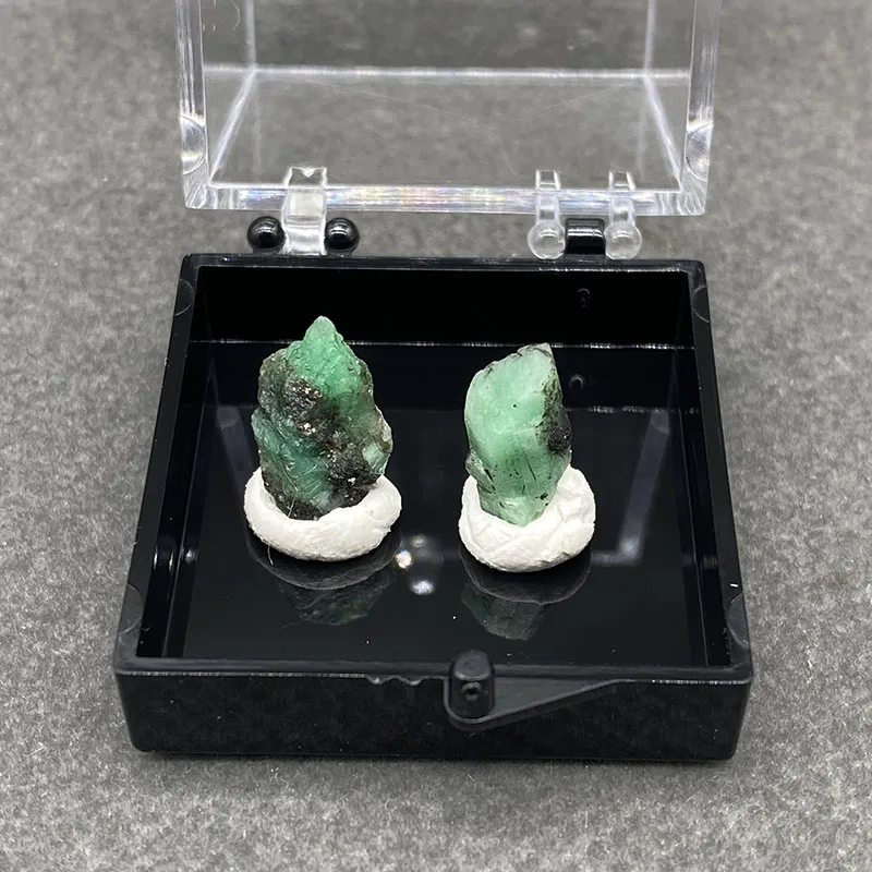 100%  Natural Emerald Mineral Specimens Stones and Crystals Healing Crystal   +Box size:35*35*35 mm