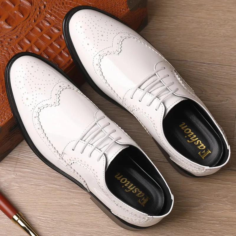 Mens Brogue Shoes Fashion British Style Men Carved Block Dress Shoes Patent Leather Shoes Casual Business New Shiny Formal Men Lace-Up