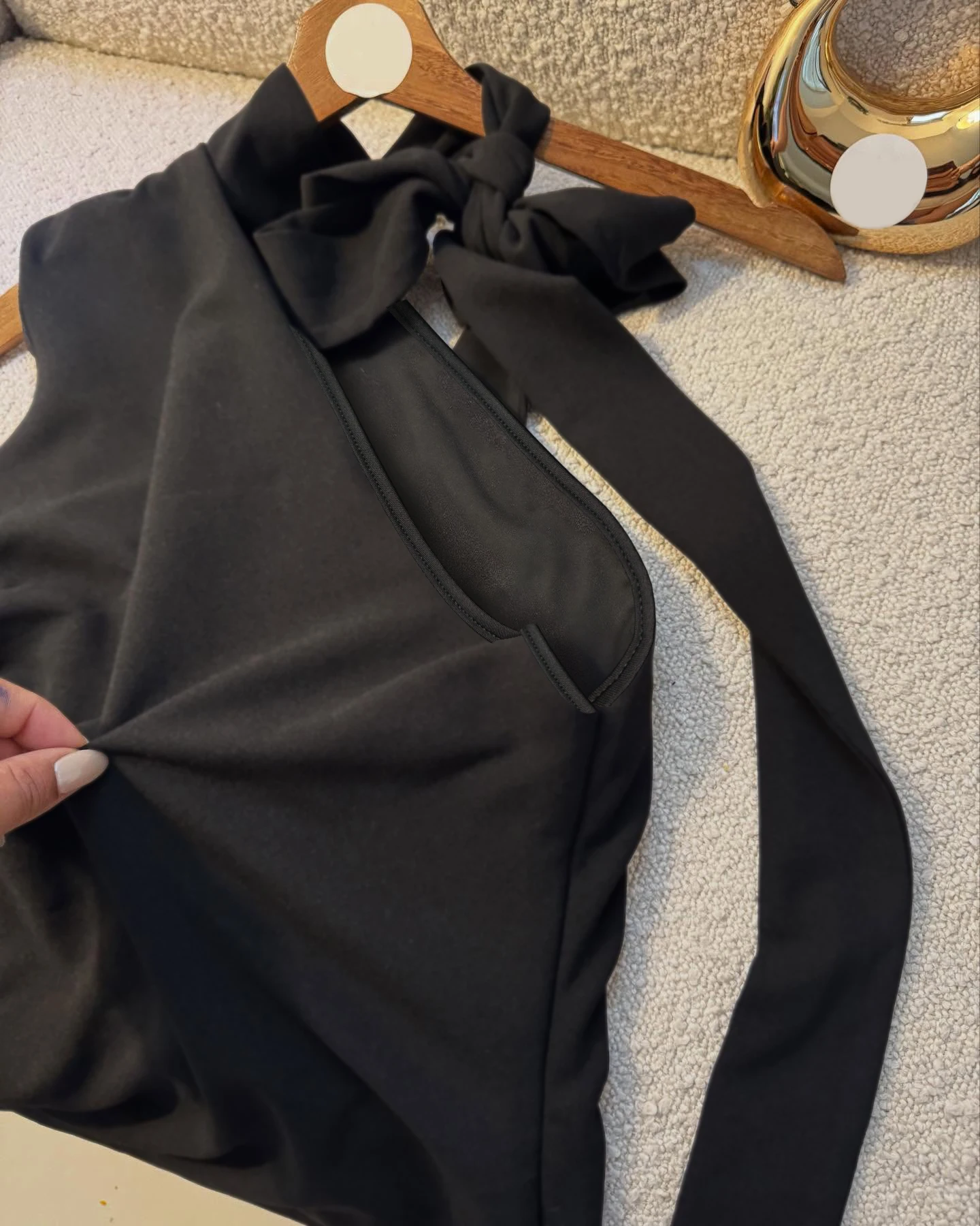 Robe noire asymétrique à col halter avec nœud, plissée et ajustée, courte, idéale pour les sorties quotidiennes et attirant l'attention, une petite robe noire sexy pour les rendez-vous