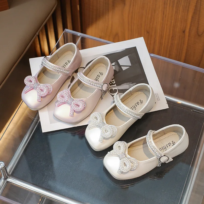

2024 New Girls Mary Janes for Party Wedding Shows Cute Bow Rhinestones Pearls Solid Color Children Fashion Leather Shoes Casual