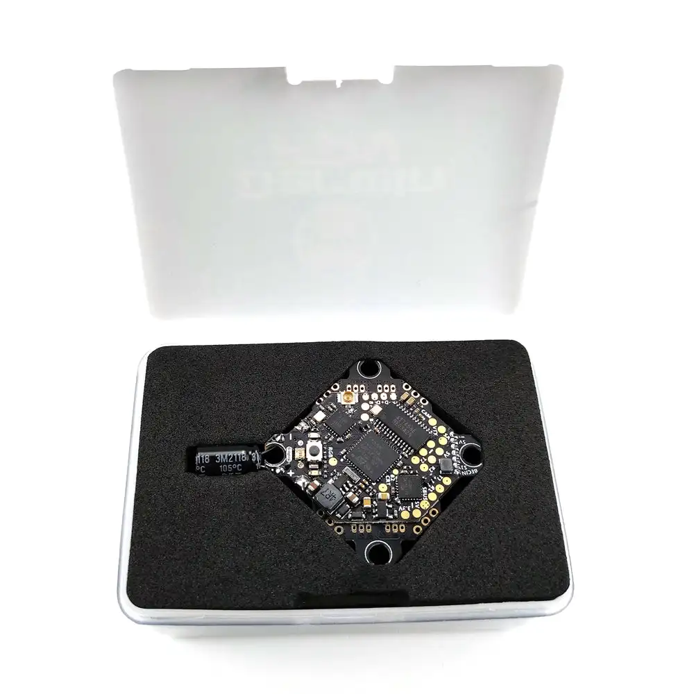 Bluejay AIO 1-3S 17A ESC FC ELRS Combo montré avec un mini drone FPV, prêt à l'emploi.