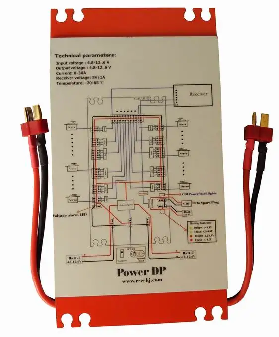 Module d'alimentation double batterie 12 canaux pour drone FPV installé sur un drone, interrupteur électronique et CDI intégré en action, lumières LED indiquant l'état.