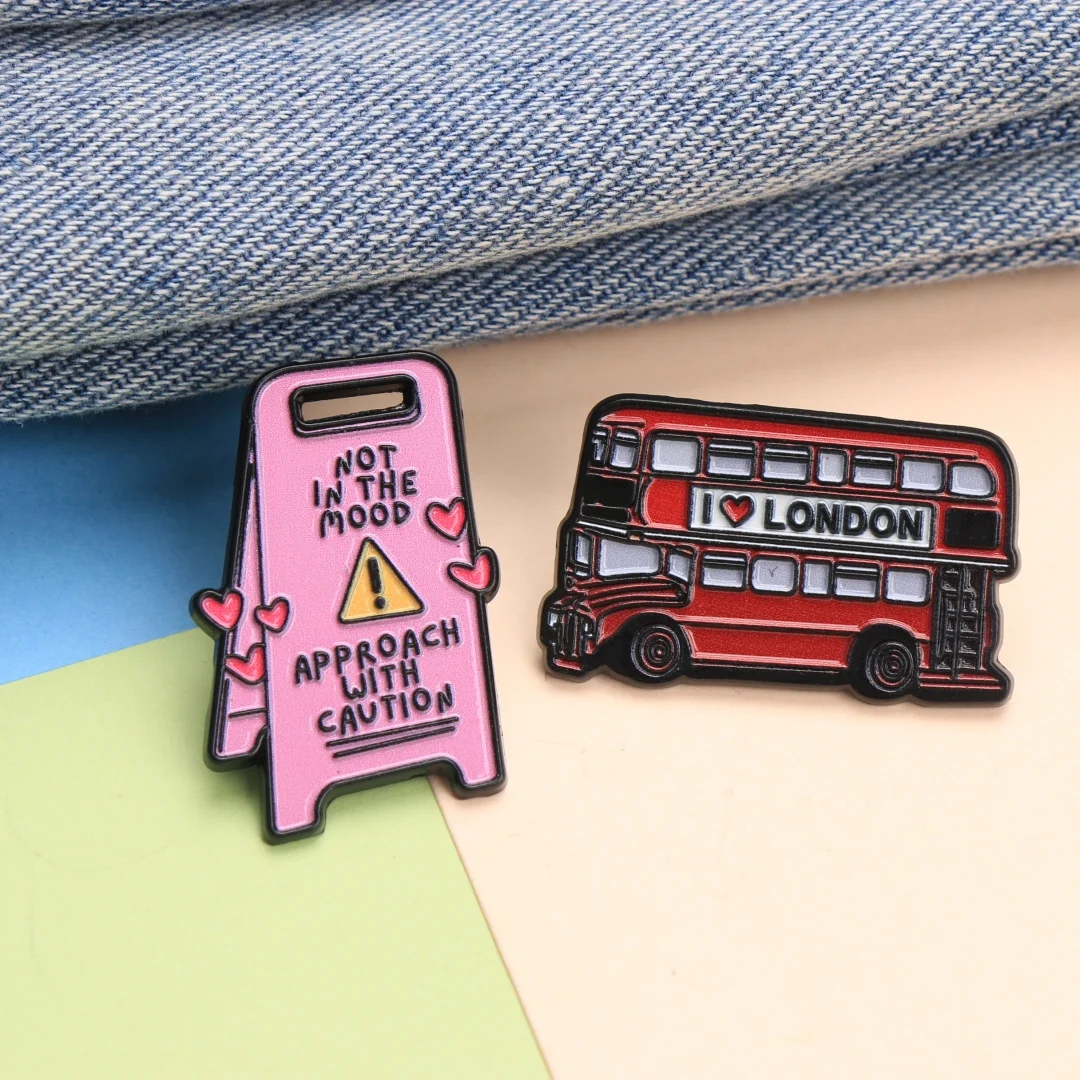 Emaille-Pin-Set „Not in the Mood & London Bus“ – verspielt Punk-Anstecknadel für Rucksack und Jacke als DIY-Geschenk