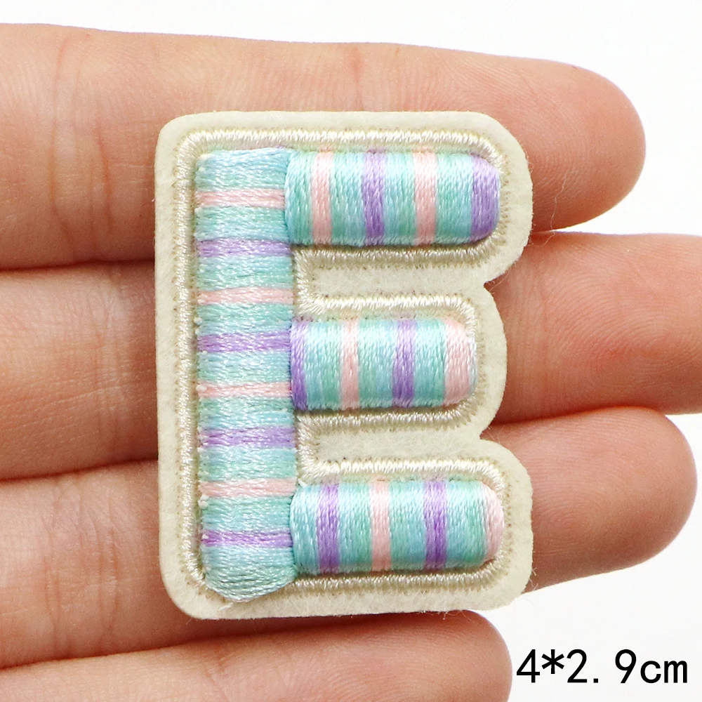 1 Stück 40mm Blau gestreifte A-Z Alphabet-Aufnäher zum Aufbügeln für Kleidung, Applikation, bestickte Aufnäher, DIY, individuelles Namensschild, Deko-Aufkleber – Detail 8