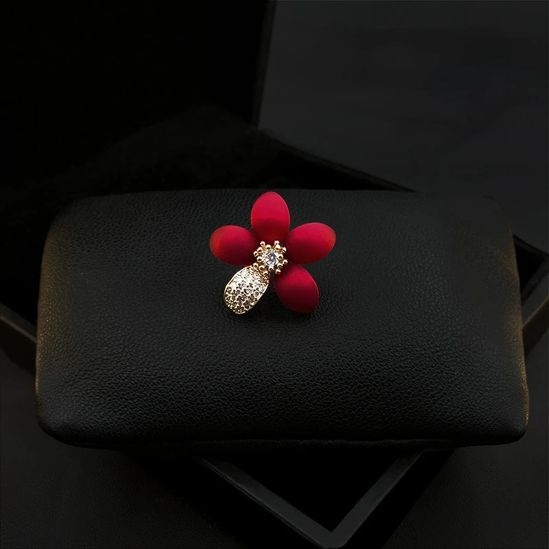 Original Red Small Brooch Luxury High-End Mini Flower Collar Pin Suit Corsage Accessories for Women Rhinestone Jewelry Gifts Pin