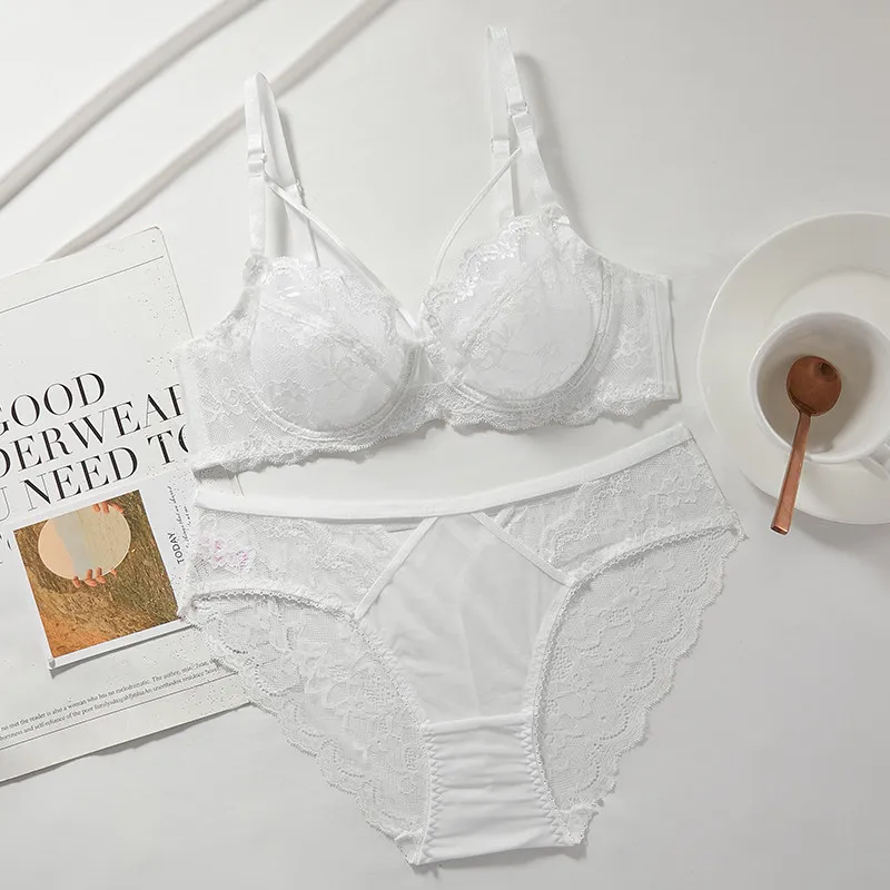 Ensemble de lingerie ultra-fine en dentelle pour femme, soutien-gorge doux à armatures avec effet push-up, conçu pour minimiser l'apparence du buste et prévenir la fléchissement