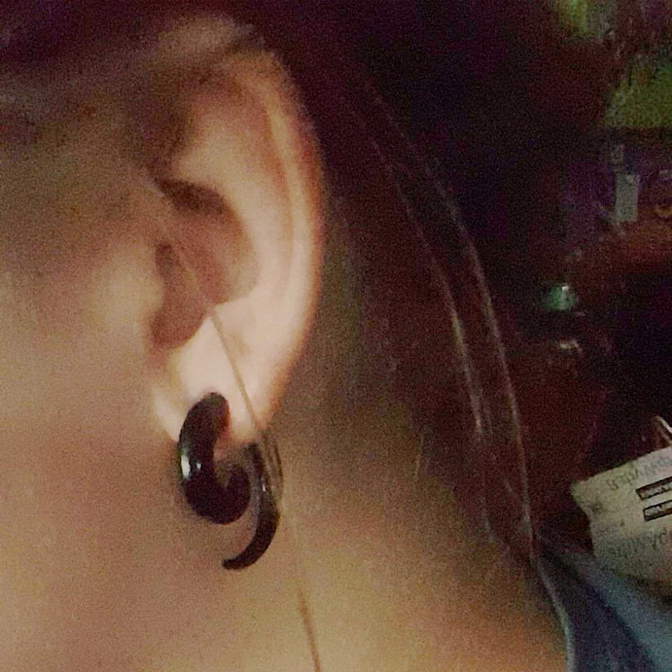 Orecchini Falsi Acrilici A Spirale - Tunnel 16 Gauge, Neri, Con Bilanciere In Acciaio Inox - Foto 4